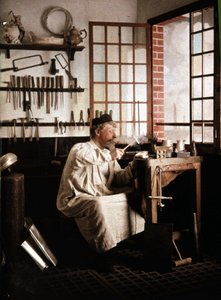 Goldschmied in seinem Atelier, Autochrom von Georges Henry von George F. Henry