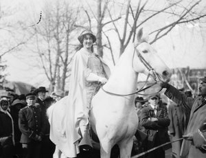 Inez Milholland Boissevain bei der Parade der National American Woman Suffrage Association