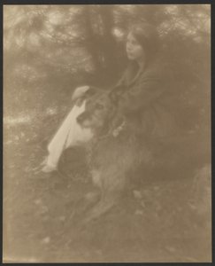 Sitzende Frau mit Hund