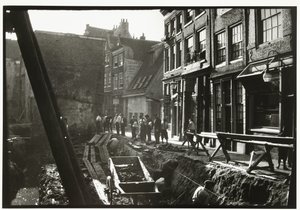 Bauarbeiter in und auf einer Baugrube an der Nieuwendijk in Amsterdam von George Hendrik Breitner