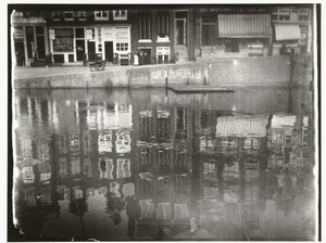 Spiegelung von Grachtenhäusern im Wasser am Singel 377 bis 385 in Amsterdam