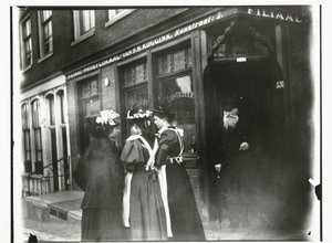 Vier junge Frauen auf der Straße vor dem Proeflokaal Koggink in der Runstraat in Amsterdam von George Hendrik Breitner