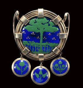 Ein großes silbervergoldetes und emailliertes Ornament von George James Frampton