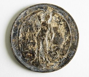 Figur, die eine Schlange tötet, eine Krone
