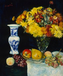 Blumen in einer Vase und Früchte, ca. 1897-1931
