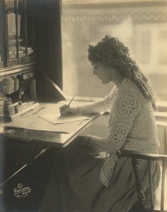 Mary Pickford schreibt an einem Schreibtisch von Bartolome Esteban and studio Murillo
