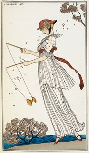 Eine Frau in einem bedruckten weißen Leinenkleid spielt mit einem Spielzeug