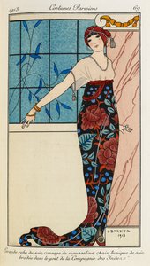 Großes Abendkleid, Mieder aus hautfarbener Musselin, Tunika aus bestickter Seide im Stil der „Compagnie des Indes“. Costumes Parisiens Nr. 69. Frau trägt ein Abendkleid mit einem Mieder aus Chiffon und einer bestickten Seidentunika. Sie trägt auch einen ro von Georges Barbier