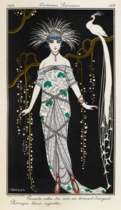 Großes Abendkleid aus Silberbrokat. Costumes Parisiens Nr. 73. Blaue Perücke, Federschmuck. Frauen in Abendkleidern mit Silberbrokat, roten Pantoffeln und blauer Perücke mit silbernem Kopfschmuck, im Hintergrund ein weißer Pfau auf einem Ast. von Georges Barbier