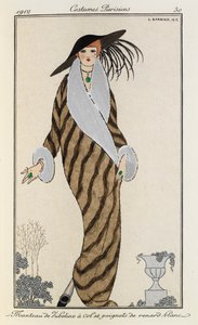 Liberline-Mantel mit Kragen und Manschetten aus weißem Fuchsfell. Costumes Parisiens Nr. 30. Frau trägt einen gestreiften Liberline-Mantel mit Kragen und Manschetten aus weißem Fuchsfell. Sie trägt auch einen großen schwarzen Hut mit Federn und eine grüne 