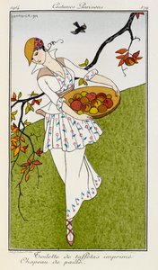Seidenkleid mit Strohhut. Pariser Kostüme Nr. 179. Eine Frau trägt ein bedrucktes Seidenkleid und einen Strohhut. Sie trägt eine Schale mit Obst. von Georges Barbier