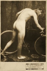 Kabinettskarte eines nackten Radfahrers, ca. 1898 (Sepia-Foto) von German Photographer