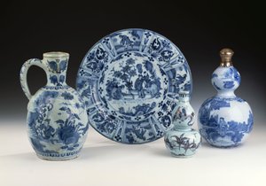 Eine Auswahl von Frankfurter blau-weißen Keramiken im chinesischen Stil, ca. 1700