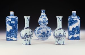 Eine Auswahl von Frankfurter Blau-Weiß-Keramiken im chinesischen Stil, um 1700-10 von German School