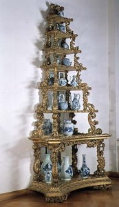 Sammlung von blau-weißer Chinoiserie-Porzellan auf einem Pyramidenständer, deutsch, vergoldetes Holz, frühes 18. Jahrhundert