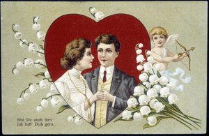 Liebespaar in einem Herz, umgeben von Maiglöckchen und Amor (Eros) - Deutsche Postkarte, 20. Jahrhundert