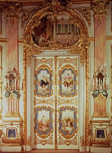 Tür des Porzellanraums mit vier Tafeln, die klassische Szenen von Meissen darstellen, und einer, die eine Theaterproduktion darstellt