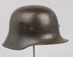 Deutscher Stahlhelm oder Stahlhelm, ca. 1916 von German School