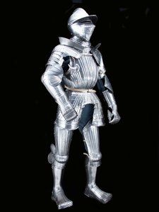 "Maximilian" Feldrüstung der "Fico"-Gruppe, mit zugehörigem Helm, ca. 1525-30, dekoriert ca. 1805 (geätzter Stahl mit modernem Leder und Restaurierungen)