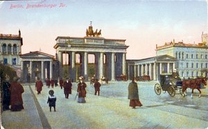 Postkarte, die das Brandenburger Tor in Berlin zeigt, vor 1914 von German School