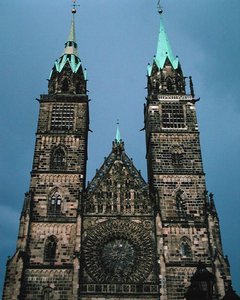 Rosettenfenster an der Westfassade der St. Lorenzkirche von German School