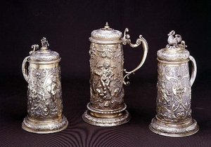 Silbervergoldeter zylindrischer Krug von Paul Hubner, Augsburg 1590; silbervergoldeter zylindrischer Krug von Tobias Kramer, Augsburg 1620; teilvergoldeter zylindrischer Krug von Paul Hubner, Augsburg 1590, 16.-17. Jh.
