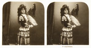 Stereoskopische Karte, die eine junge Frau in traditioneller spanischer Tracht aus der Region Aragon zeigt, ca. 1900 (Sepia-Foto)