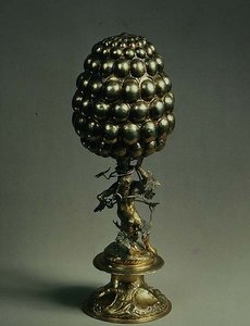 Tafelaufsatz in Form einer Ananas, getragen von einem bärtigen Mann, Augsburg von German School