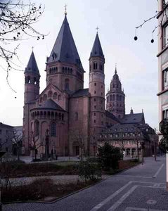 Ansicht der Kathedrale von St. Martin und St. Stephan von Nordosten