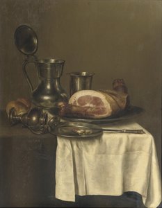 Stillleben mit Zinnkrug, Silberbecher, Schinken auf einem Silbertablett, Messer auf einem Zinnteller und einem Brötchen von Gerret Willemsz Heda