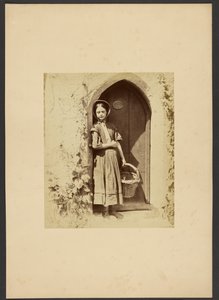 Mädchen in der Tür stehend von Gertrude Elizabeth Rogers