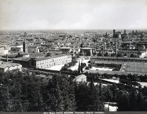 Panoramablick auf Bologna mit Fabriken und einem Platz. von Giacomo Brogi