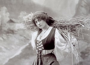 Junge Frau in traditioneller Kleidung mit einem Bündel Stroh von Giacomo Brogi