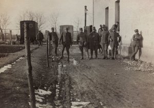 Album "Bilder des Krieges II": italienische Soldaten und Rotkreuz-Ambulanzen in Gradisca Sagrado, Gorizia, Italien (s/w Foto)