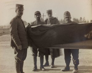 Album "Bilder des Krieges II": Italienische Soldaten tragen den Sarg eines Gefallenen des Großen Krieges (s/w Foto) von Gigliucci Gigliucci