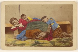 [Zigeunermutter und drei Kinder schlafen auf Bank und Boden] von Giorgio Conrad