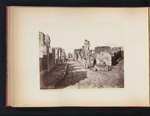 Ansicht der Strada di Salustio in Pompeji, Italien von Giorgio Sommer (attributed to)