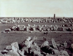 Panorama der Überreste des Tempels der Minerva und des Tempels des Apollo in Selinunte. Ein Mann zu Pferd befindet sich unter den Ruinen der archäologischen Stätte von Giorgio Sommer