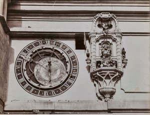 Das Quadrant des Uhrturms in Bern, von Kaspar Brunnen (1527-1530). Neben der astronomischen Uhr ein Kiosk mit Statuetten, die vier Minuten vor dem Stundenschlag vom Uhrwerk bewegt werden