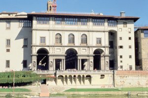 Fassade der Uffizien-Galerie am Arno von Giorgio Vasari