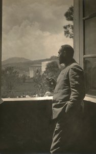 Porträt von Alfredo Trombetta in Uniform mit Zigarette in der Hand