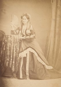 [Die Gräfin am Tisch mit Fächer], 1860er Jahre
