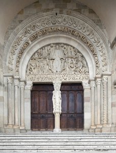 Das Jüngste Gericht, Zentralportal der Kathedrale Saint-Lazare, Autun, Frankreich von Gislebertus