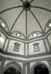 Ansicht der achteckigen Sakristei, gebaut nach einem Entwurf von Giuliano da Sangallo (1445-1516)