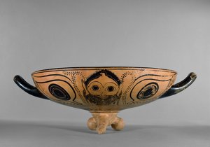 Attische schwarzfigurige Schale, dekoriert mit einem Gorgonen-Kopf-Tondo, umgeben von sechs liegenden Männern, die an einem Symposium teilnehmen, im Stil des Andokides-Malers, ca. 500 v. Chr. (Keramik)