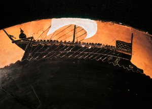 Antike Schale mit schwarzen Figuren und Darstellung eines griechischen Schiffes. 5. Jahrhundert v. Chr.