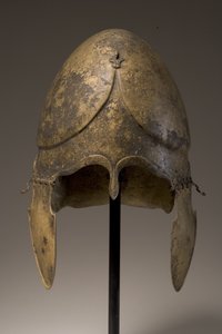 Helm mit phallischem Applikat, chalkidisch, 5.-4. Jahrhundert v. Chr.
