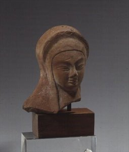 Weiblicher Kopf, Fragment einer Statue des Spedos-Typs mit verschränkten Armen, frühe Kykladische II Periode, ca. 2700-2400 v. Chr. (Marmor)