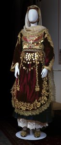 Brauttracht von der Insel Salamina von Greek School