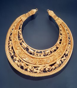 Halbmondförmiger Brustschmuck aus Tolstaya Mogila